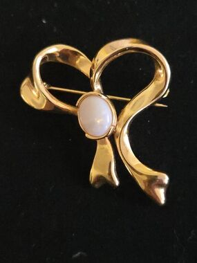 Vintage Gold Ribbon Brooch with White Cabochon